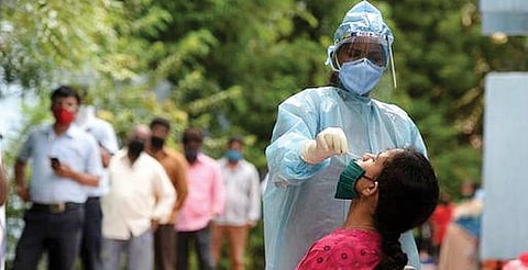 அச்சுறுத்தும் கரோனா இரண்டாம் அலை: யார் காரணம்?