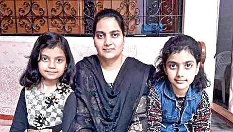 மகள்களுடன் அதியா சப்ரி