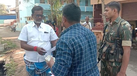 போடி திருமலாபுரத்தில் வாக்காளர்களுக்குப் பணப் பட்டுவாடா செய்து கொண்டிருந்த அதிமுக முன்னாள் கவுன்சிலர் சித்தரங்கனிடம் இருந்து ரூ.1.50 லட்சத்தை பறக்கும்படை அதிகாரிகள் கைப்பற்றினர்