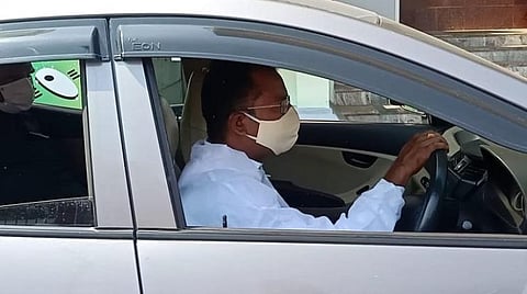 மதுரையில் கரோனா பாதித்த தேர்தல் அதிகாரி; டிரைவர் தயங்கிய நிலையில் தானே காரை ஓட்டிச் சென்று மருத்துவமனையில் சேர்த்த ஆட்சியர்- நெகிழ்ச்சியடைந்த தேர்தல் அதிகாரிகள்