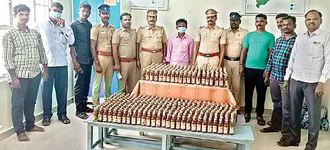 செய்யாறு அருகே வீட்டில் குழி தோண்டி பதுக்கி வைத்திருந்த 560 மதுபாட்டில்களை  பறிமுதல் செய்த காவல்துறையினர்.