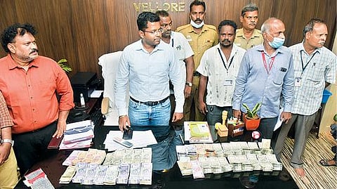 வேலூரில் உரிய ஆவணங்கள் இல்லாமல் எடுத்துவந்த ரூ.11 லட்சத்து 13 ஆயிரத்து 223 ரூபாய் ரொக்கத்தை, தேர்தல் நடத்தும் அலுவலர் கணேஷிடம் ஒப்படைத்த பறக்கும் படையினர்படம்: வி.எம்.மணிநாதன்.