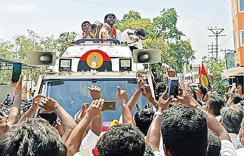 ஆரணியில் தேமுதிக  வேட்பாளரை ஆதரித்து பேசும் விஜய பிரபாகரன்.