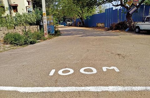 வாக்குச் சாவடி அமைந்துள்ள பாளையங்கோட்டை சாராள் தக்கர் பள்ளி  பகுதியில் 100 மீட்டர் தொலைவை அடையாளப்படுத்தும் விதமாக கோடு வரையப்பட்டுள்ளது.படம்: அ.அருள்தாசன்