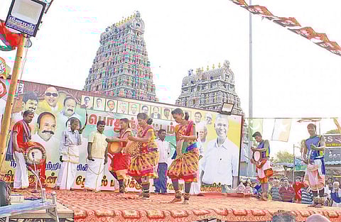 சிவகங்கை தொகுதி காளையார்கோவிலில் நடந்த பிரச்சாரக் கூட்டத்தில் நடனமாடிய நாட்டுப்புறக் கலைஞர்கள். படம்: எல். பாலச்சந்தர்