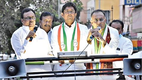 ஈரோடு கிழக்குத் தொகுதி காங்கிரஸ் வேட்பாளர் திருமகன் ஈவெராவை ஆதரித்து, அகில இந்திய காங்கிரஸ் பொதுச்செயலாளரும், மேலிட பார்வையாளருமான தினேஷ் குண்டுராவ் பேசினார்.