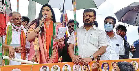 பாஜக வேட்பாளரை ஆதரித்து உதகையில் நடிகை நமீதா பிரச்சாரம்