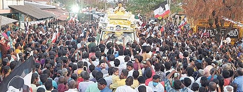 கோவில்பட்டியில் சட்டப்பேரவைத் தொகுதியில் போட்டியிடும் அமமுக பொதுச்செயலாளர் டிடிவி.தினகரன் கரிசல்குளத்தில் பிரச்சாரம் மேற்கொண்டார். படம்: எஸ்.கோமதிவிநாயகம்.