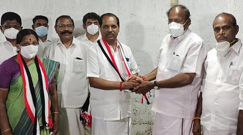 கொல்லிமலை பி. சந்திரன்  அமைச்சர் தங்கமணி முன்னிலையில் தன்னை அதிமுகவில் இணைந்தார்