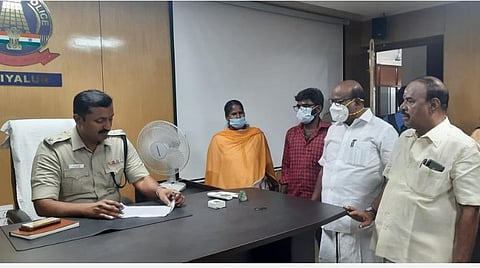 அரியலூர் மாவட்ட எஸ்.பி., வீ.பாஸ்கரனிடம் புகார் மனு அளித்த அனிதாவின் சகோதரர் மணிரத்னம்.