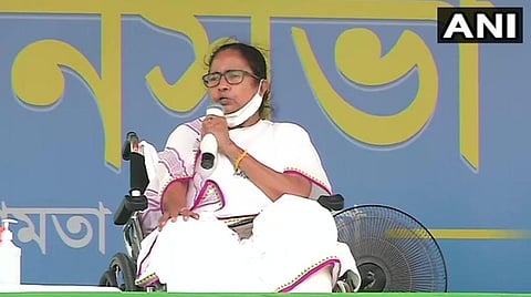 கானாகுல் நகரில் திரிணமூல் காங்கிரஸ் தலைவர் மம்தா பானர்ஜி இன்று தேர்தல் பிரச்சாரத்தில் ஈடுபட்ட காட்சி: படம் | ஏஎன்ஐ.