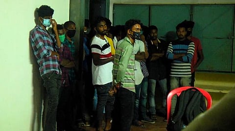 ராணிப்பேட்டை அதிமுக வேட்பாளர் குடோனில் கட்டுக்கட்டாக ரூ.91.67 லட்சம் பறிமுதல்; 27 ஆந்திர இளைஞர்கள் மீட்பு