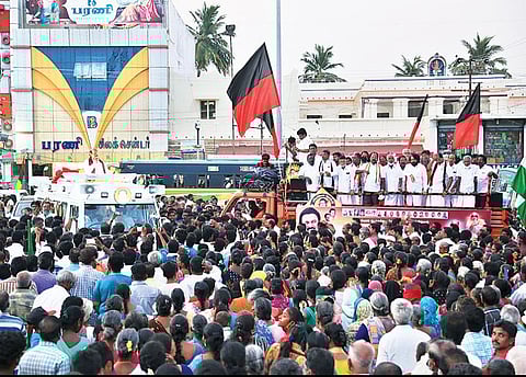 திருவண்ணாமலை காந்தி சிலை அருகே தேர்தல் நிறைவு பிரச்சாரத்தில் பேசும் திமுக வேட்பாளர் எ.வ.வேலு.