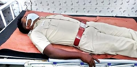 வாணியம்பாடி அரசு மருத்துவமனையில் சிகிச்சை பெறும் காவலர்.