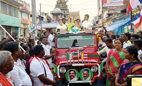 சங்கரன்கோவிலில் அமைச்சர் வி.எம்.ராஜலெட்சுமி இறுதிக்கட்ட பிரச்சாரத்தில் ஈடுபட்டார்.