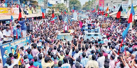 வானூர் தொகுதிக்குட்பட்ட கிளியனூரில் விசிக வேட்பாளர் வன்னிஅரசை ஆதரித்து திருமாவளவன் எம்பி பேசுகிறார்.