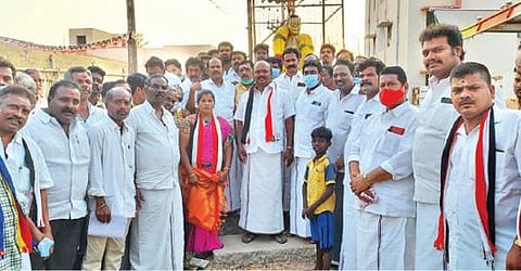 சிதம்பரம் வடக்கு மெயின் ரோடு பகுதியிலிருந்து அதிமுக வேட்பாளர் பாண்டியன் தனது இறுதிக்கட்ட பிரச்சாரத்தை தொடங்கினார்.