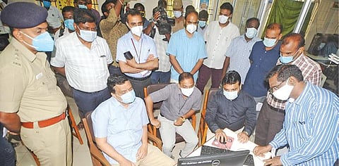 கடலூரில் வாக்குச்சாவடி மையங்களில் பணிபுரியும் அலுவலர்களுக்கு கணினி மூலம் பணி ஒதுக்கீடு செய்யப்பட்டது.