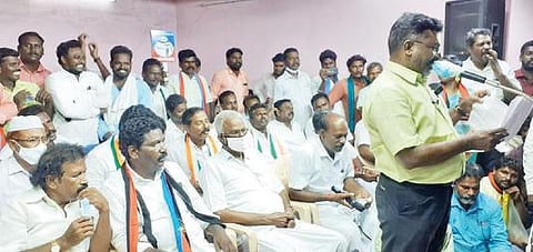 குமராட்சியில் நடந்த தேர்தல் பிரச்சார பொதுக்கூட்டத்தில் விடுதலைச்சிறுத்தைகள் கட்சி தலைவர் திருமாவளவன் எம்பி பேசினார்.