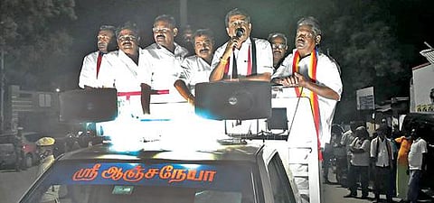 ஈரோடு மேற்கு தொகுதி அதிமுக வேட்பாளர் கே.வி.ராமலிங்கம், சூரம்பட்டிவலசு மாரியம்மன் கோயில் அருகே தனது பிரச்சாரத்தை நிறைவு செய்தார்.