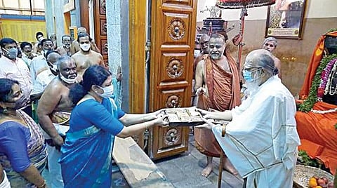 காஞ்சிபுரம் சங்கர மடத்தில் சசிகலா- ஸ்ரீவிஜயேந்திர சரஸ்வதி சுவாமிகளுடன் சந்திப்பு: சுமார் ஒன்றரை மணி நேரம் ஆலோசனை