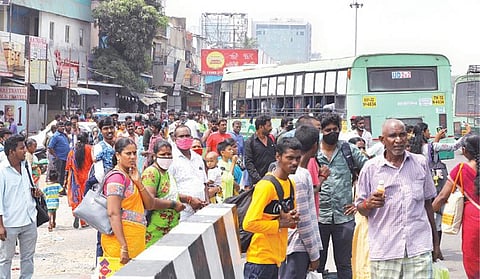 சட்டப்பேரவை தேர்தல் ஏப்ரல் 6-ம் தேதி நடைபெற உள்ளதையொட்டி, சென்னையில் பணிபுரியும் தென் மாவட்ட மக்கள்  தங்கள் சொந்த ஊர்களுக்கு சென்று வாக்களிக்க சென்னை பெருங்களத்தூரில் பேருந்துக்காக காத்திருந்தனர்.படம்: எம்.முத்துகணேஷ்