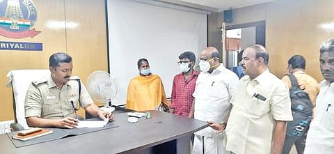 அரியலூர் மாவட்ட எஸ்.பி. பாஸ்கரனிடம் நேற்று புகார் மனு அளிக்கும் அனிதாவின் சகோதரர் மணிரத்னம் உள்ளிட்டோர்.