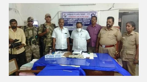 ஊத்தங்கரை சட்டப்பேரவை தொகுதியில் அதிமுக நிர்வாகி ராமு என்பவரது வீட்டில் உரிய ஆவணங்கள் இல்லாமல் வைத்திருந்த ரூ.3.53 லட்சம் பறிமுதல் செய்த பறக்குபடையினர், தேர்தல் நடத்தும் அலுவலர் சேதுராமலிங்கத்திடம் அனுப்பி வைத்தனர்.