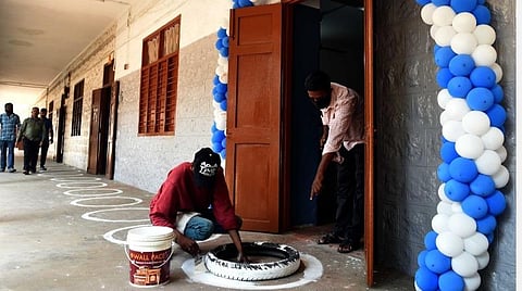 கோவை சித்தாப்புதூர் மாநகராட்சி ஆண்கள் மேல்நிலைப்பள்ளி வாக்குச்சாவடியில் இன்று வாக்குப்பதிவுக்கான முன்னேற்பாட்டுப் பணிகளை மேற்கொண்ட ஊழியர்கள்.   படங்கள் : ஜெ.மனோகரன்.