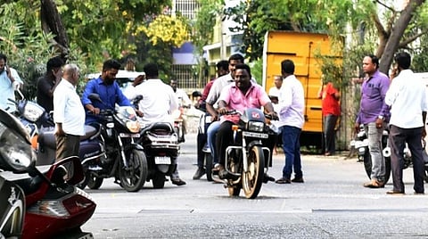 படவிளக்கம்: புதுச்சேரியில் 144 தடை உத்தரவு பிறப்பித்த சூழலிலும் புதுச்சேரியில் ஒரு வேட்பாளரின் வீட்டின் முன்பு காத்திருக்கும் கூட்டம். படம் எம். சாம்ராஜ் படங்கள் எம். சாம்ராஜ்