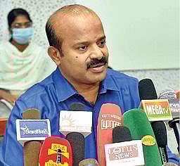 சட்டப்பேரவை தேர்தல் வாக்குப்பதிவு இன்று நடைபெறுவது தொடர்பாக, வேலூரில் நேற்று செய்தியாளர்களை சந்தித்த மாவட்ட தேர்தல் நடத்தும் அலுவலரும், மாவட்ட ஆட்சியருமான சண்முகசுந்தரம்.படம்: வி.எம்.மணிநாதன்.