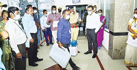 ஆம்பூர் வட்டாட்சியர் அலுவலகத்தில் இருந்து மின்னணு வாக்குப்பதிவு இயந்திரங்களை வாக்குச்சாவடி மையங்களுக்கு கொண்டு செல்லும் பணியை ஆய்வு செய்த ஆட்சியர் சிவன் அருள். அருகில், எஸ்பி டாக்டர் விஜயகுமார், தேர்தல் காவல் பார்வையாளர் அவினாஷ்குமார் உள்ளிட்டோர்.