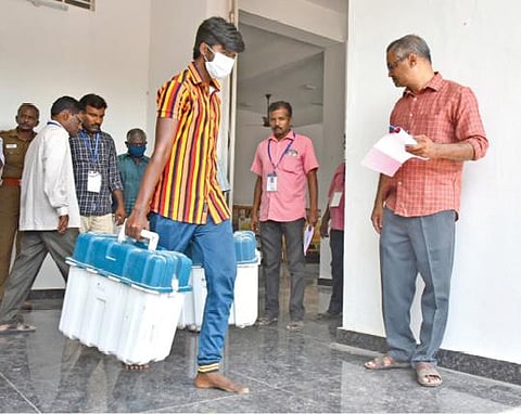 திருநெல்வேலி தொகுதிக்குட்பட்ட வாக்குச்சாவடிகளில் பயன்படுத்துவதற்கான வாக்கு  இயந்திரங்கள் திருநெல்வேலி தாலுகா அலுவலகத்திலுள்ள வைப்பறையில் இருந்து தகுந்த பாதுகாப்புடன் கொண்டு செல்லப்பட்டன. படம்: மு. லெட்சுமி அருண்.