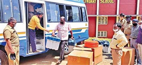 திருப்பூர், நீலகிரி மாவட்ட சட்டப்பேரவைத் தொகுதிகளில் இருந்து வாக்குச்சாவடிகளுக்கு -  பலத்த பாதுகாப்புடன் மின்னணு இயந்திரங்கள் அனுப்பிவைப்பு :