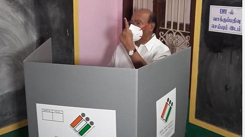 திண்டிவனம், மரகதாம்பிகை ஆரம்பப்பள்ளியில் பாமக நிறுவனர் ராமதாஸ் வாக்களித்தார்