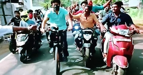 தேர்தல் திருவிழா: வாக்களிக்க சைக்கிளில் வந்த விஜய்