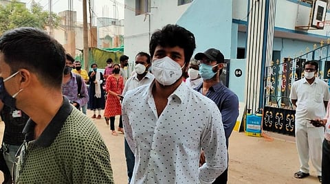 தேர்தல் திருவிழா: வரிசையில் நின்று வாக்களித்த சிவகார்த்திகேயன்