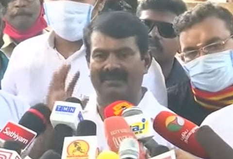 வாக்களித்த பின் செய்தியாளர்களுக்குப் பேட்டியளித்த சீமான்.