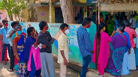 படவிளக்கம்: புதுச்சேரி ஏம்பலம் குடியிருப்பு பாளையம் அரசு தொடக்கப்பள்ளி வாக்குச்சாவடியில் கோடைவெப்பம் தாக்காத வகையில் பந்தல் அமைக்கப்பட்டு அதன் கீழே வரிசையில் காத்திருக்கும் கிராமப்பகுதி வாக்காளர்கள். படம் செ. ஞானபிரகாஷ்