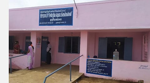 கோட்டூர் மலை கிராம மக்கள் வாக்களிக்காததால் வெறிச்சோடி காணப்பட்ட வாக்குச்சாவடி.