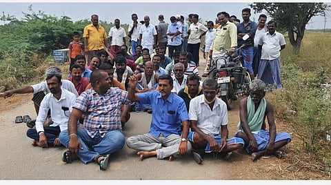 கோவில்பட்டி அருகே வாக்களிக்க மறுத்து பொதுமக்கள் தர்ணா