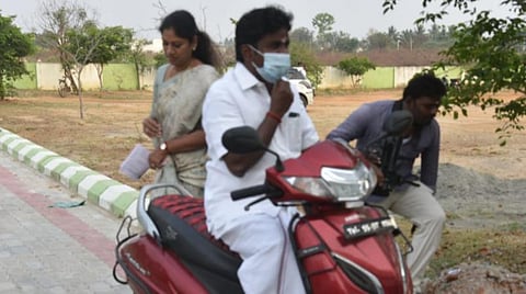 பைக்கில் சென்று வாக்களித்த விஜயபாஸ்கர்.