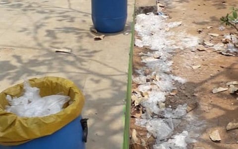 மதுரையில் வாக்குச்சாவடிகள் முன் குப்பைபோல் குவிந்த கையுறை, முகக்கவசங்கள்: தொற்று தடுக்க ஏற்படுத்திய நடவடிக்கை தோற்றுப்போனது