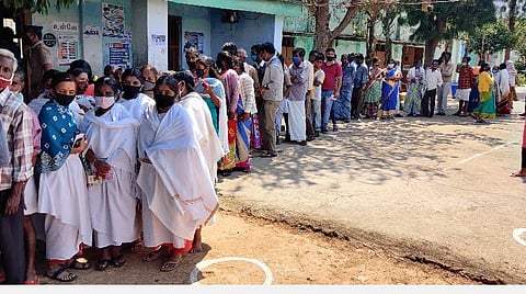 உதகை அருகே சோலூர் நோக்காமல் வாக்குச்சாவடியில் மதியம் கடும் வெயிலில் வாக்களிக்க காத்திருந்த கோத்தர் பழங்குடியினர் மற்றும் மக்கள்.