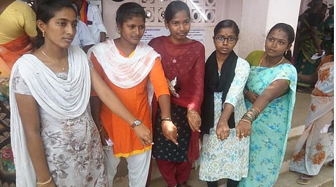 திருவண்ணாமலை அடுத்த கிளியாப்பட்டு ஊராட்சி ஒன்றியத் தொடக்கப் பள்ளியில் வாக்களித்த முதல் தலைமுறை வாக்காளர்கள்.