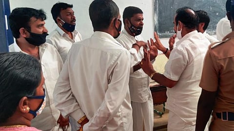 சோலூர் வாக்குச்சாவடியில் பாஜக, அதிமுக -திமுக ஆதரவாளர்கள் வாக்குவாதம்