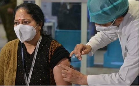 45 வயதுக்கு மேற்பட்ட மத்திய அரசு ஊழியர்கள் கரோனா தடுப்பூசி போட்டுக் கொள்ள வேண்டும்: பணியாளர் நலத்துறை அறிவுறுத்தல்