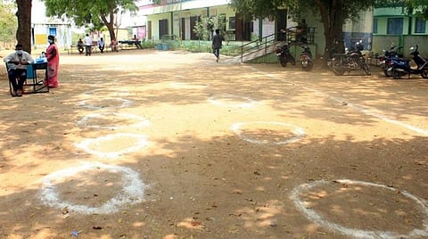 பரமக்குடி அருகே கமுதக்குடி வாக்காளர்கள் தேர்தலை புறக்கணித்ததால் வெறிச்சோடிக்கிடந்த வாக்குச்சாவடி மையம். படம்:எல்.பாலச்சந்தர்.