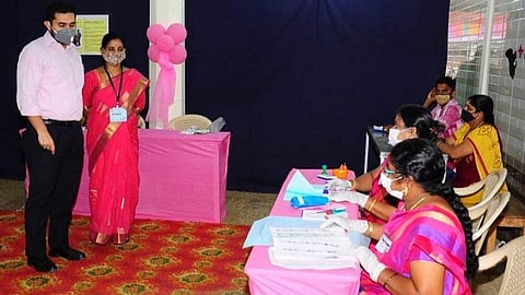 காரைக்கால் ஆயிரம் வைசியர் திருமண மண்டபத்தில் அமைக்கப்பட்டிருந்த பிங்க் வாக்குச் சாவடியை பார்வையிட்ட மாவட்ட ஆட்சியர் அர்ஜூன் சர்மா