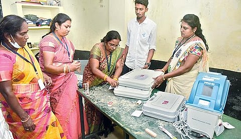 காட்பாடி காந்திநகர் பகுதியில் உள்ள டான்போஸ்கோ   மேல்நிலை பள்ளியில் அமைக்கப்பட்டுள்ள வாக்குச்சாவடி மையத்தில் வாக்களித்த திமுக பொதுச்செயலாளரும், காட்பாடி சட்டப்பேரவை தொகுதி திமுக வேட்பாளருமான துரைமுருகன். அடுத்த படங்கள்: வேலூர்  எழில் நகரில் உள்ள தனியார் பள்ளியில் அமைக்கப்பட்டுள்ள வாக்குச்சாவடி மையத்தில் மாவட்ட தேர்தல் நடத்தும் அலுவலரும், மாவட்ட ஆட்சியருமான சண்முகசுந்தரம் வாக்களித்தார். வேலூர் அண்ணா சாலையில் உள்ள அரசினர் மேல்நிலை பள்ளி வாக்குச்சாவடியில் வாக்களித்த வேலூர் சட்டப்பேரவை தொகுதி திமுக வேட்பாளர் கார்த்திகேயன். கடைசிப்படம்: காட்பாடி அரசினர் ஆண்கள் மேல்நிலை பள்ளி வாக்குச்சாவடி மையத்தில் வாக்களித்த வேலூர் சட்டப்பேரவை தொகுதி அதிமுக வேட்பாளர் எஸ்.ஆர்.கே.அப்பு.